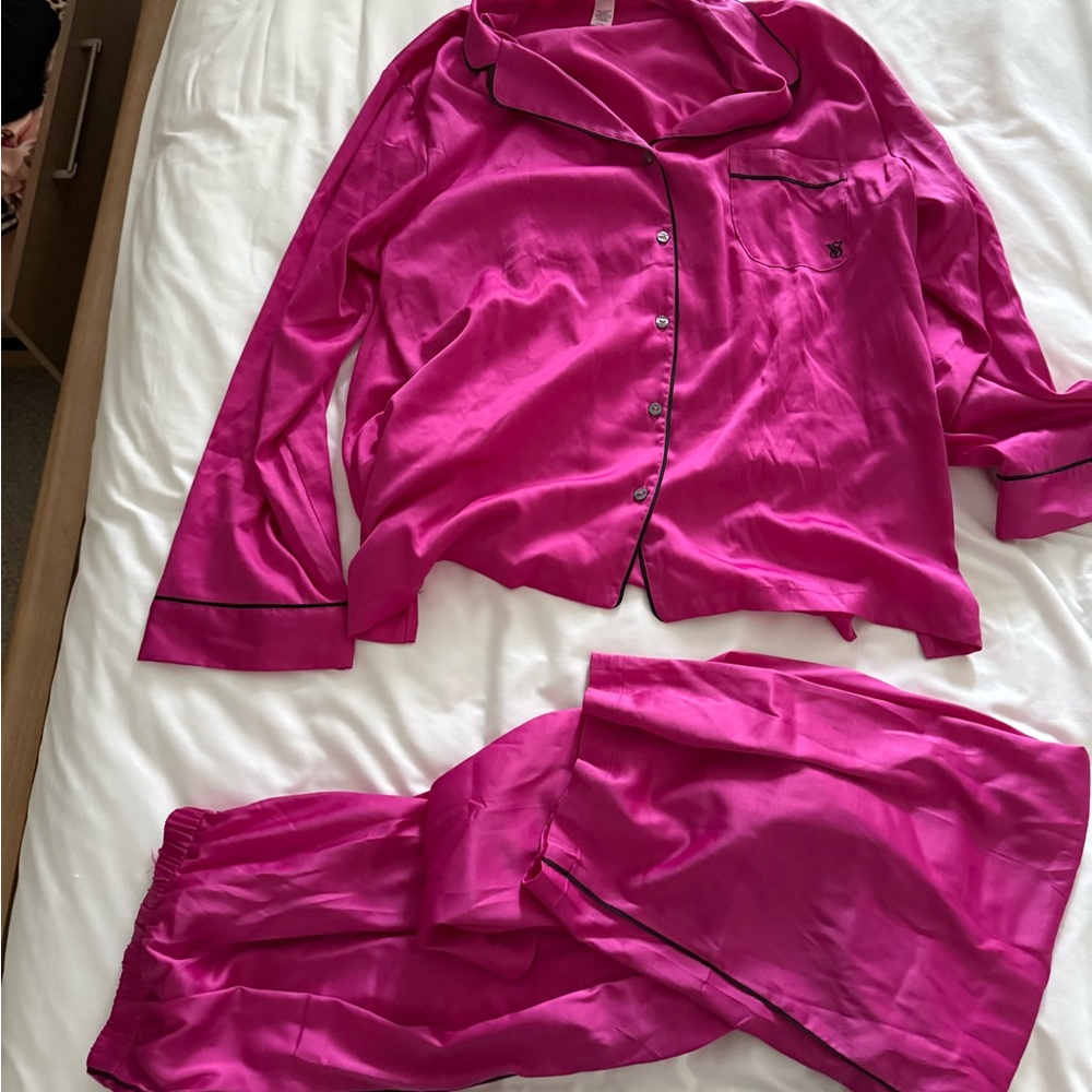 Victoria’s Secret Women's Pink Satin Pajama Set. Large long